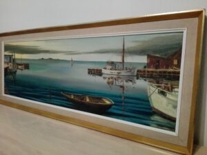 Smukt ældre havne maleri af Ørbech Jacobsen. Motivet måler 97x30 cm og med ramme måler maleriet 108x41,5 cm. Det er signeret i nederste højre hjørne. Med brugsspor, men i fin stand.