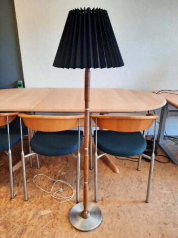 Hyggelig ældre gulvlampe med højdejustering. - Billede 3