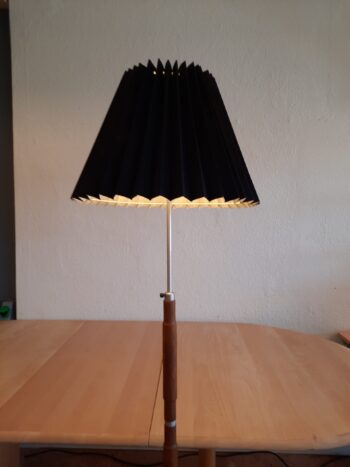 Hyggelig ældre gulvlampe med højdejustering.