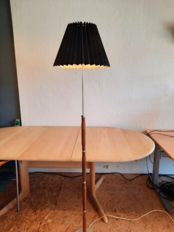 Hyggelig ældre gulvlampe med højdejustering. - Billede 2