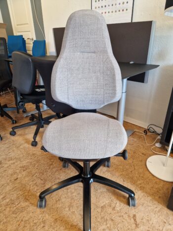 RH Mereo 220 i flot stand - gråt stof.