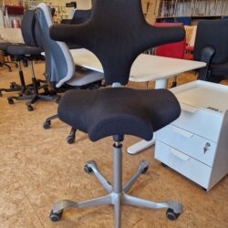 HÅG Capisco 8106 - sort stof - høj udgave.