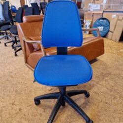 Kinnarps 6110 - blåt stof.