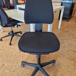 Kinnarps 6110 - sort stof.