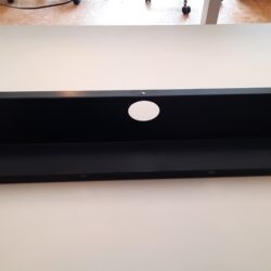 Sort kabelbakke til hæve-/sænkebord - 74 cm.