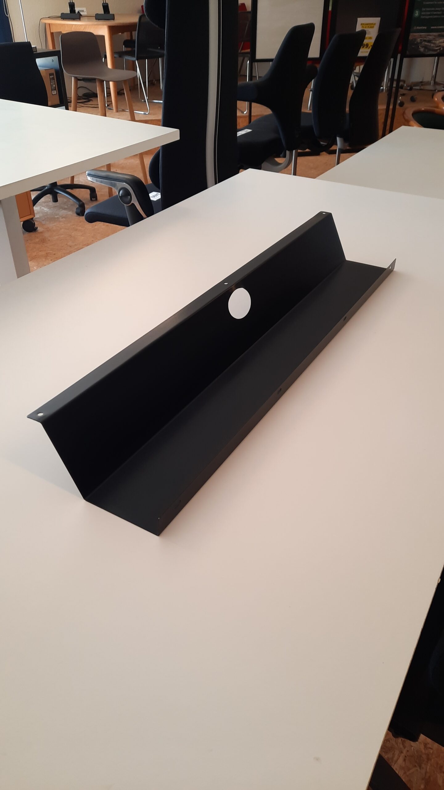 Sort kabelbakke til hæve-/sænkebord - 74 cm. - Billede 2
