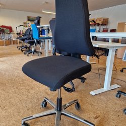 Duba B8 kontorstol med mellemhøjt rygstykke.